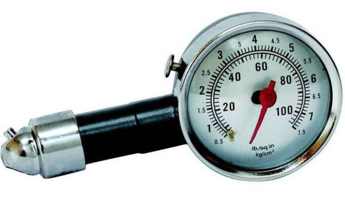 Tlak v pneumatice motocyklu