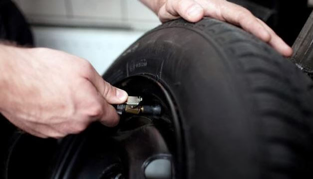 Huštění pneumatik motocyklů